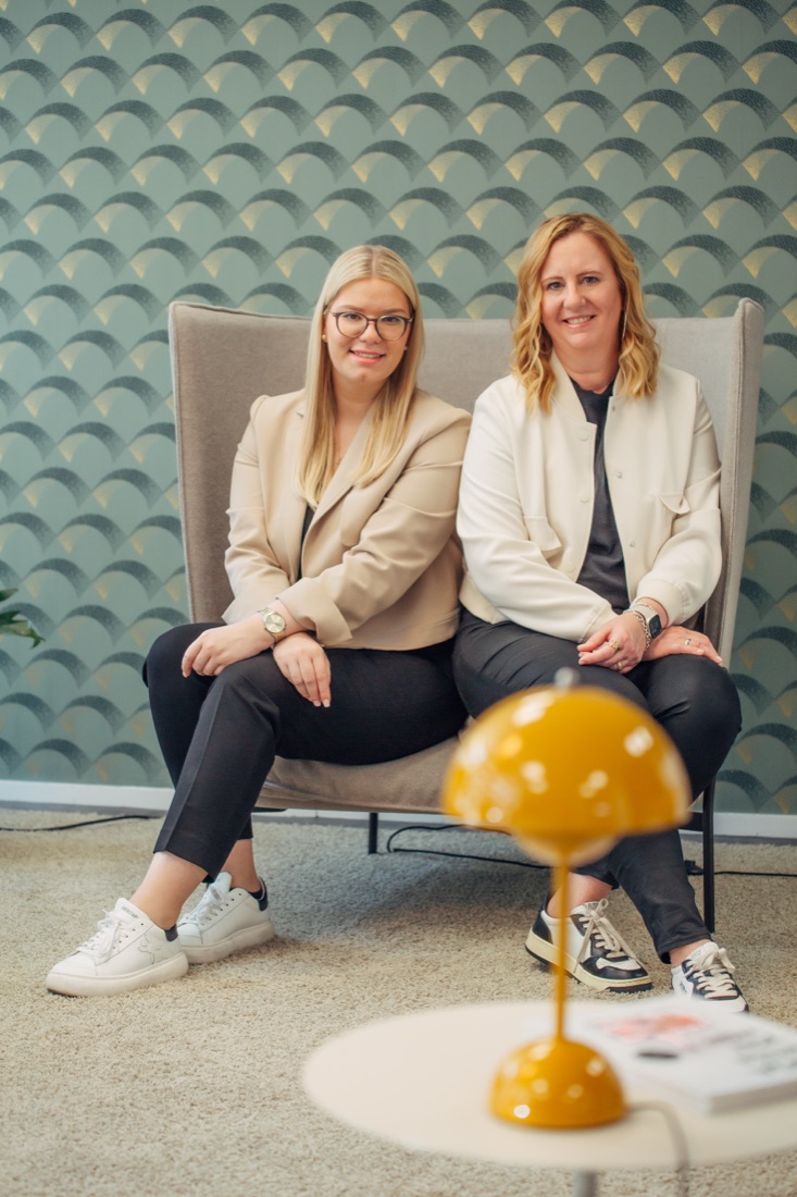 Doris Greinert und Sina Waris Hülk sitzen entspannt nebeneinander