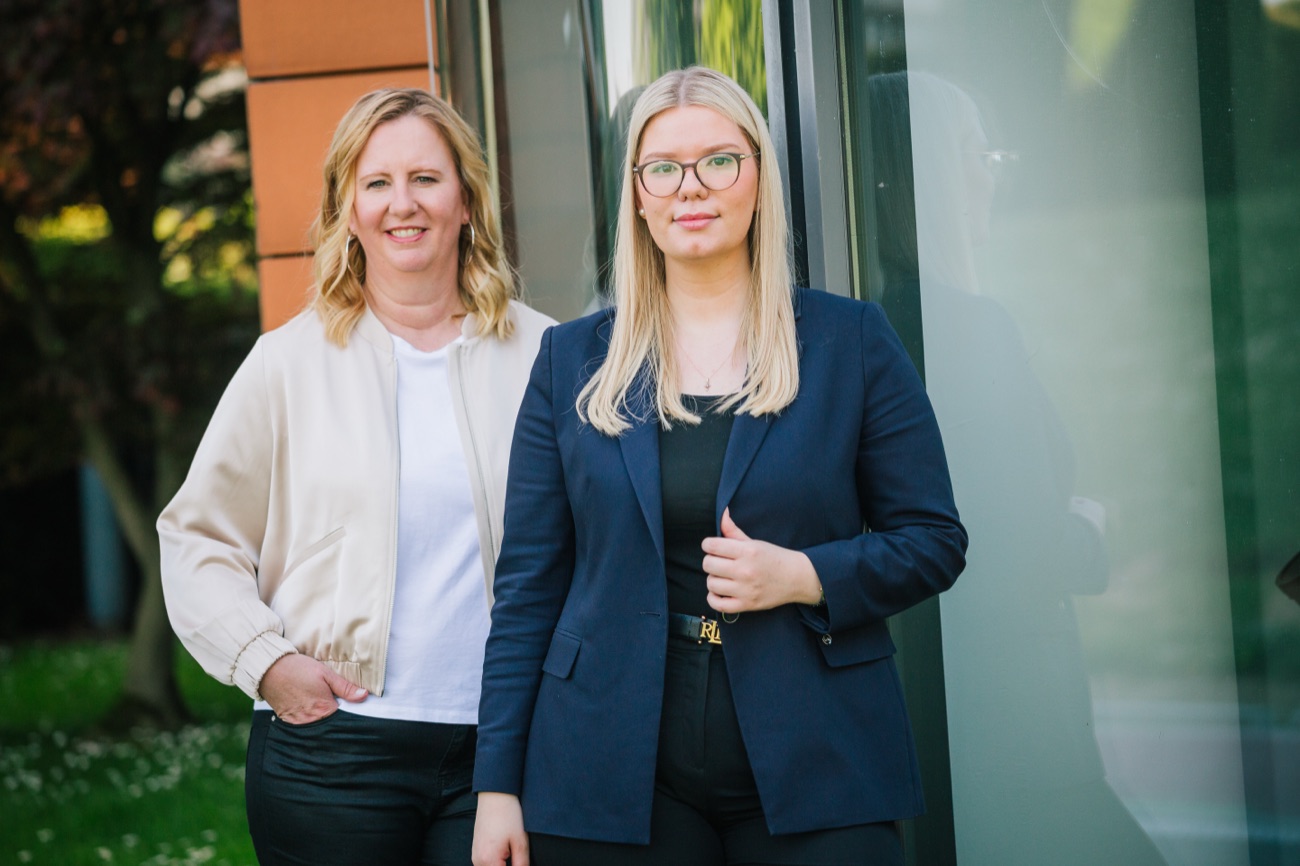 Doris Greinert und Sina Waris Hülk vor einem Gebäude