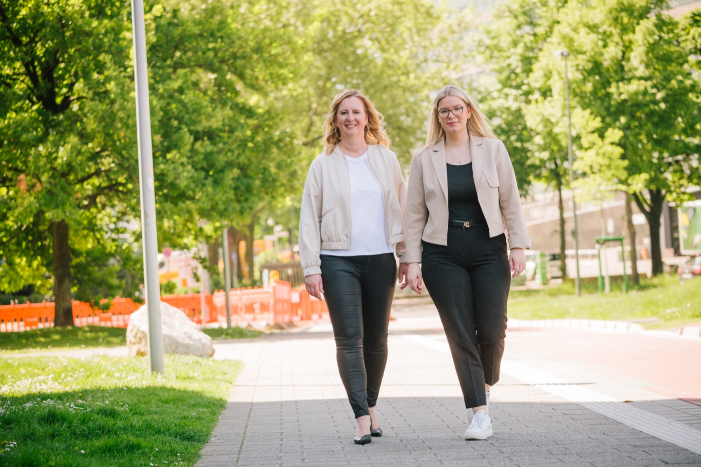 Doris Greinert und Sina Waris Hülk gehen gemeinsam durch Düsseldorf